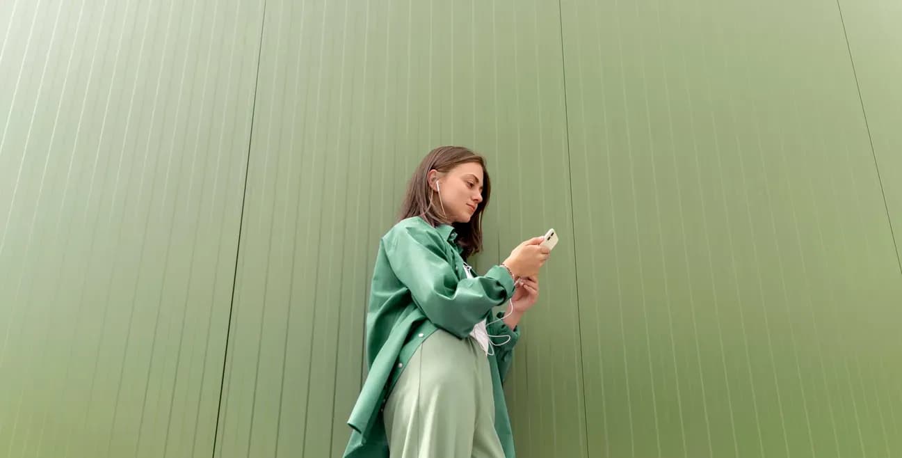 Jak media społecznościowe kształtują nasze decyzje dotyczące wydatków i oszczędzania